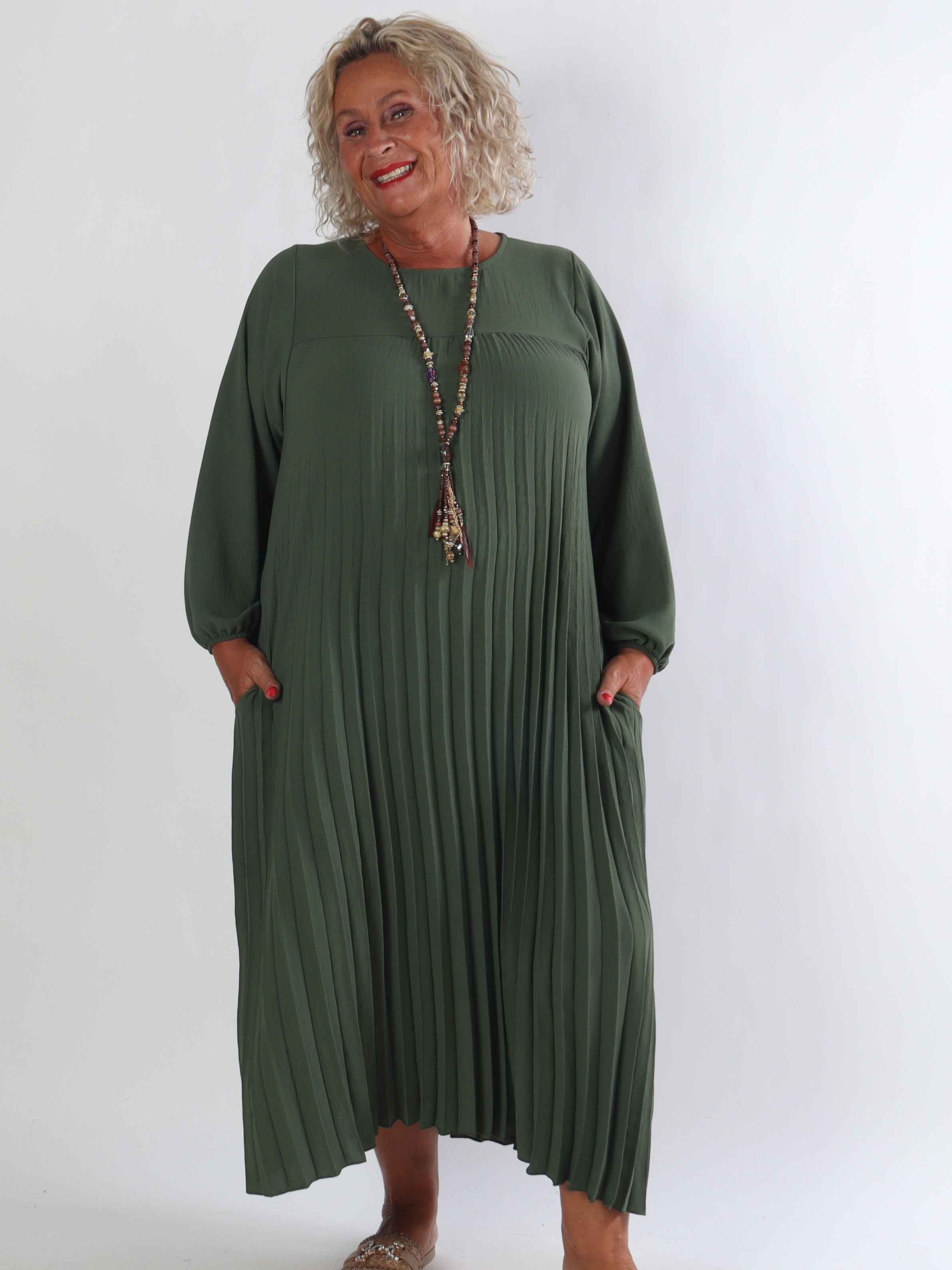 Nancy Long Sleeve - Lang plus size kjole med plisseringer og lommer